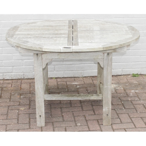 336 - Extending teak garden table, approx 171cm x 120cm x 76cm (fully extended)