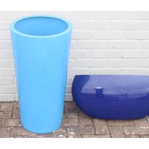 366 - 4 blue fiberglass or plastic garden planters of various forms, the largest approx 40cm in diameter x... 