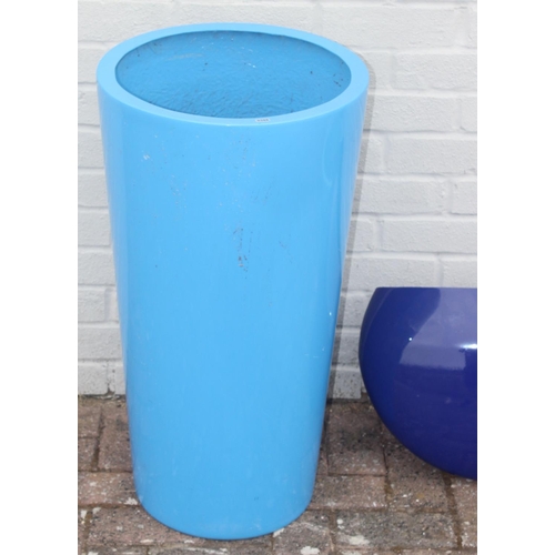 366 - 4 blue fiberglass or plastic garden planters of various forms, the largest approx 40cm in diameter x... 