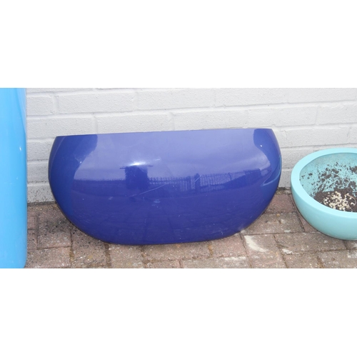 366 - 4 blue fiberglass or plastic garden planters of various forms, the largest approx 40cm in diameter x... 