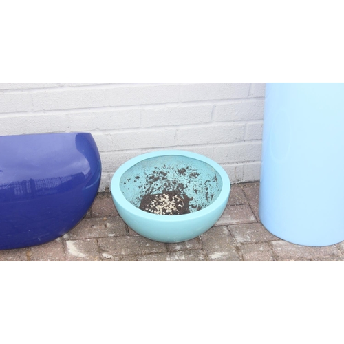 366 - 4 blue fiberglass or plastic garden planters of various forms, the largest approx 40cm in diameter x... 