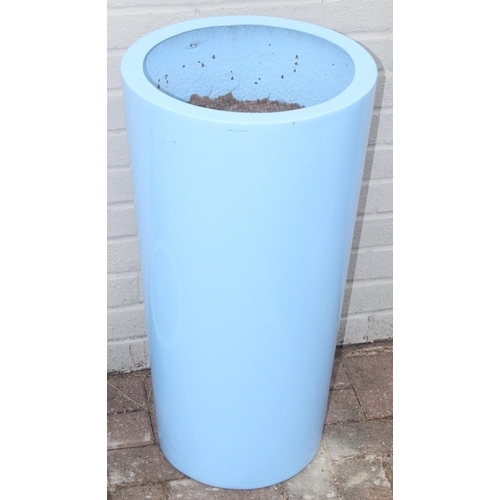 366 - 4 blue fiberglass or plastic garden planters of various forms, the largest approx 40cm in diameter x... 