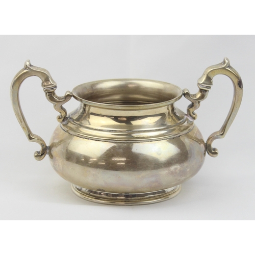 1001 - A vintage silver 2 handled sugar bowl, London 1932 by Edward Barnard & Sons Ltd, approx 15cm wide, a... 