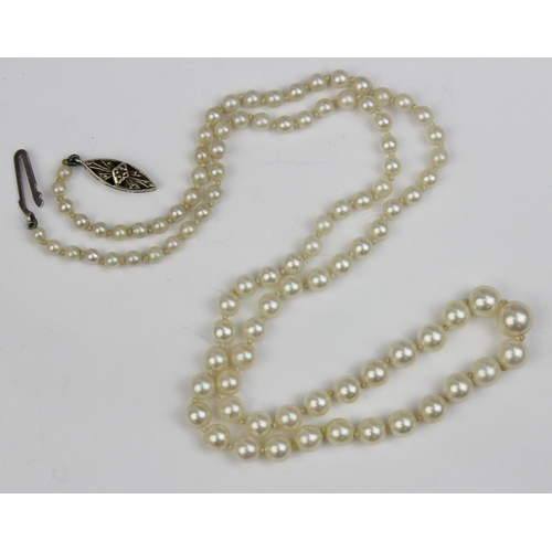 1109 - A vintage pearl necklace with 9ct white gold clasp, marked and XRF confirmed, approx 53cm long, the ... 