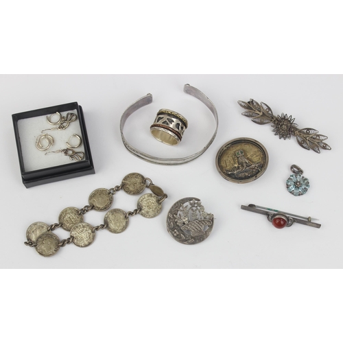 1114 - Qty of assorted silver jewellery to inc brooches, earrings, a 3d coin bracelet, a cuff bangle etc, m... 