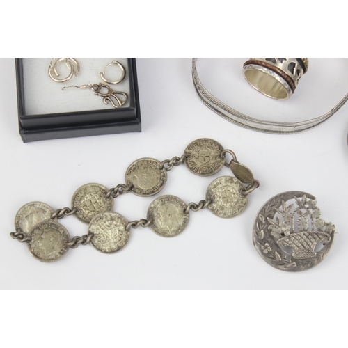 1114 - Qty of assorted silver jewellery to inc brooches, earrings, a 3d coin bracelet, a cuff bangle etc, m... 