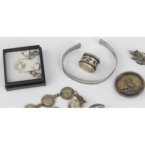 1114 - Qty of assorted silver jewellery to inc brooches, earrings, a 3d coin bracelet, a cuff bangle etc, m... 