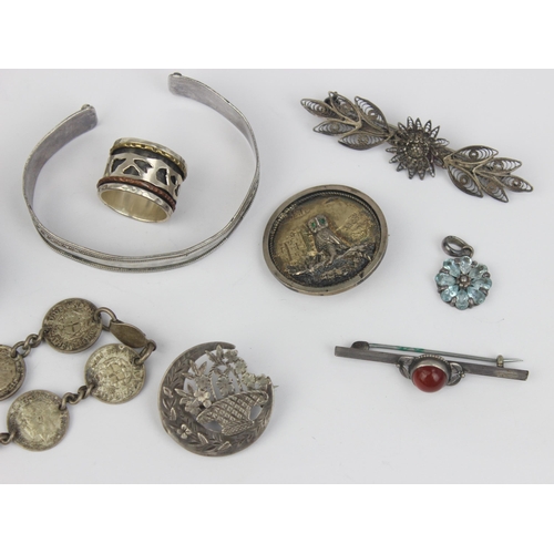 1114 - Qty of assorted silver jewellery to inc brooches, earrings, a 3d coin bracelet, a cuff bangle etc, m... 