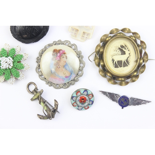 1115 - Qty of assorted brooches to inc a carved horn mourning brooch, micro mosaic, anchor, Limoges etc (7)