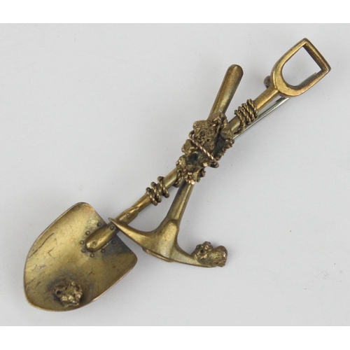 1116 - An early 20th century 18ct gold South African gold prospectors brooch formed as shovel and pick with... 