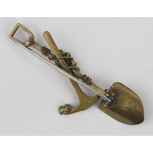 1116 - An early 20th century 18ct gold South African gold prospectors brooch formed as shovel and pick with... 