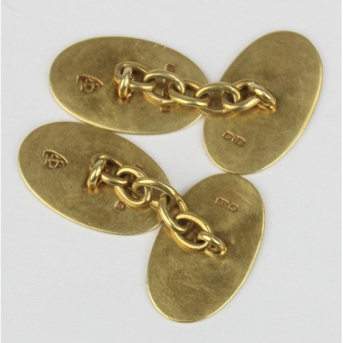 1117 - A pair of 18ct gold oval shaped cufflinks with engraved armorial crest, marked for Birmingham 1899, ... 