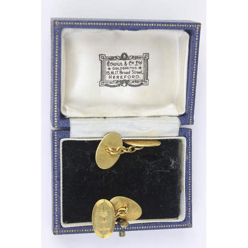 1117 - A pair of 18ct gold oval shaped cufflinks with engraved armorial crest, marked for Birmingham 1899, ... 