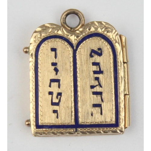 1121 - A vintage 14ct gold and blue enamel charm or pendant formed as 2 tablets with Hebrew script, opens, ... 