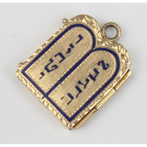 1121 - A vintage 14ct gold and blue enamel charm or pendant formed as 2 tablets with Hebrew script, opens, ... 