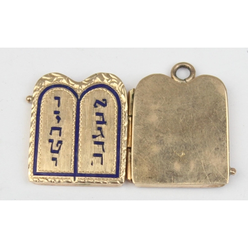 1121 - A vintage 14ct gold and blue enamel charm or pendant formed as 2 tablets with Hebrew script, opens, ... 