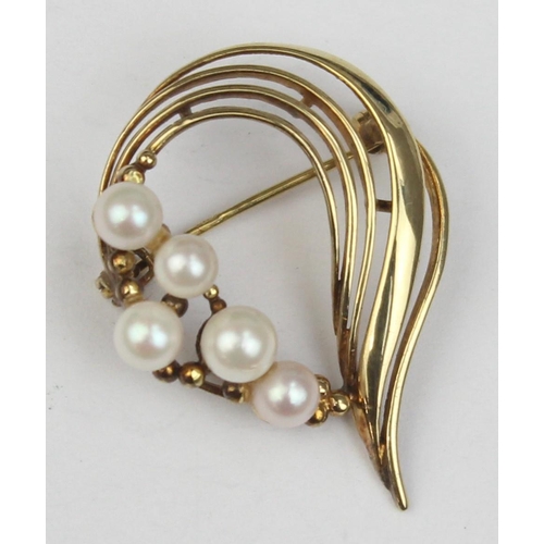 1142 - A retro 9ct gold and pearl brooch, marked and XRF confirmed, approx 32mm wide, approx 3.88g gross