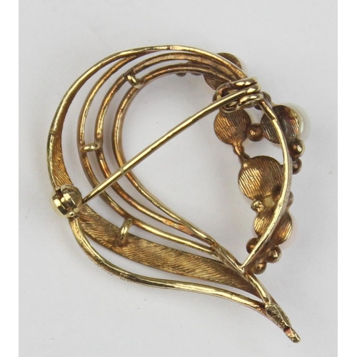 1142 - A retro 9ct gold and pearl brooch, marked and XRF confirmed, approx 32mm wide, approx 3.88g gross