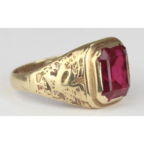 1144 - A vintage 9ct gold signet ring set with large pink stone and engraved shoulders, marked 9ct and XRF ... 