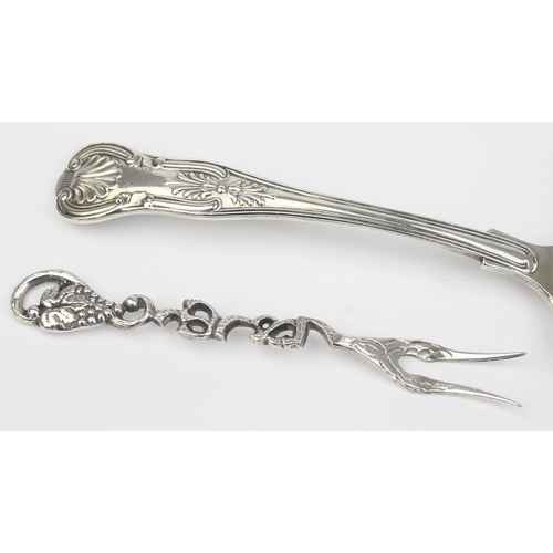 1008 - A heavy cast silver King's pattern ladle, London 1905 by Goldsmith's & Silversmith's Company, and an... 