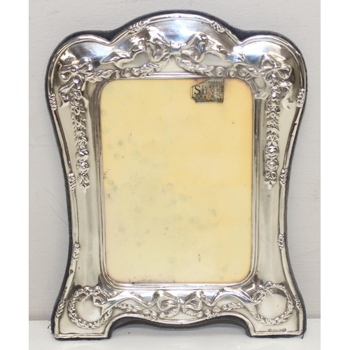 1005 - An antique style silver mounted photograph frame, Sheffield 1997 by Carr's, no easel back, approx 20... 