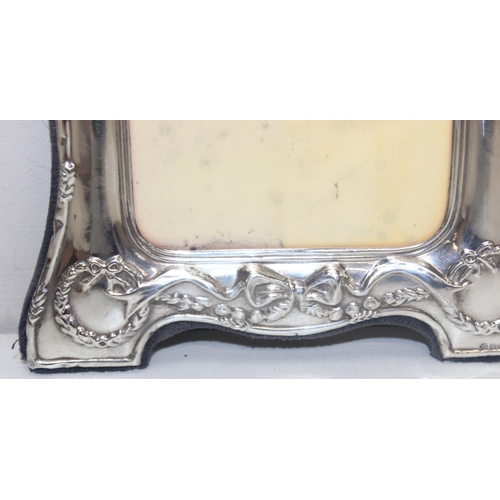 1005 - An antique style silver mounted photograph frame, Sheffield 1997 by Carr's, no easel back, approx 20... 