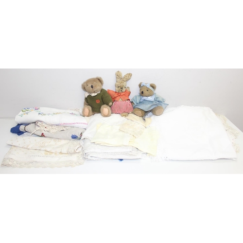 203 - Qty of vintage linen and fabrics and 3 small teddy bears