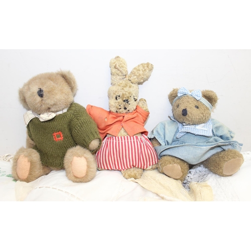 203 - Qty of vintage linen and fabrics and 3 small teddy bears