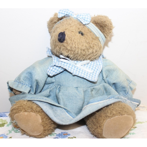 203 - Qty of vintage linen and fabrics and 3 small teddy bears