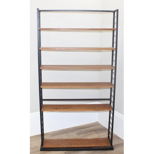 22 - A retro mid-century Ladderax style bookcase with 6 shelves, 10 metal suspension bars and a black pai... 