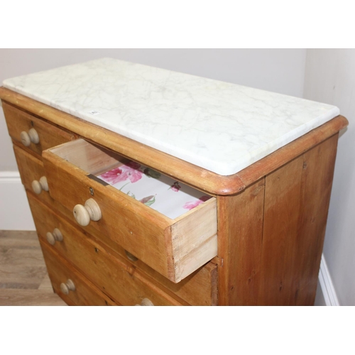 40 - An antique marble topped pine 2 over 3 chest of drawers with later bun handles, approx 105cm wide x ... 