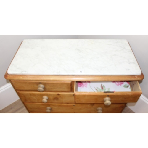 40 - An antique marble topped pine 2 over 3 chest of drawers with later bun handles, approx 105cm wide x ... 