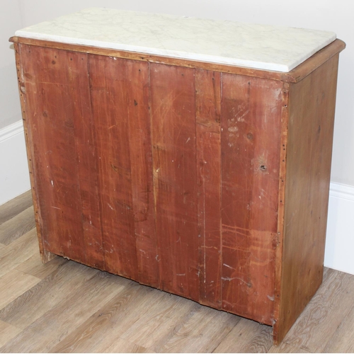 40 - An antique marble topped pine 2 over 3 chest of drawers with later bun handles, approx 105cm wide x ... 