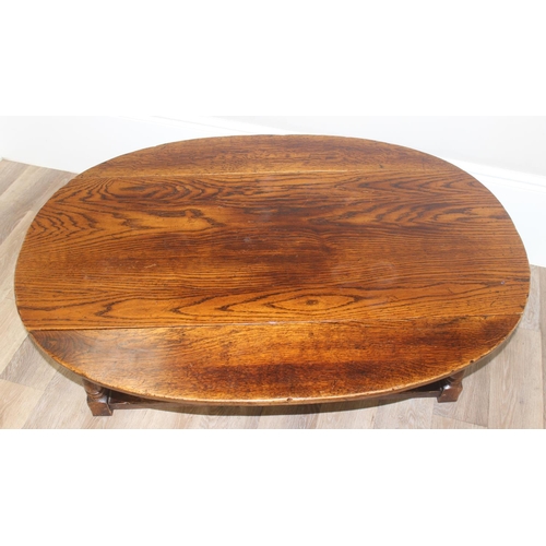 55 - An 18th century style low oak coffee table of wake table form with 2 drop leaves, approx 122cm wide ... 