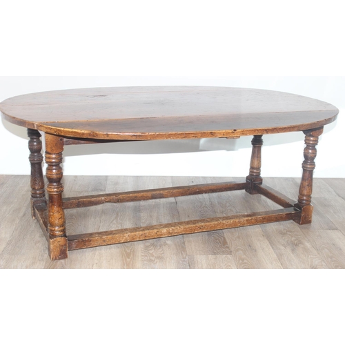 55 - An 18th century style low oak coffee table of wake table form with 2 drop leaves, approx 122cm wide ... 