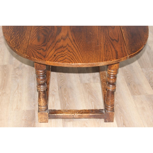 55 - An 18th century style low oak coffee table of wake table form with 2 drop leaves, approx 122cm wide ... 