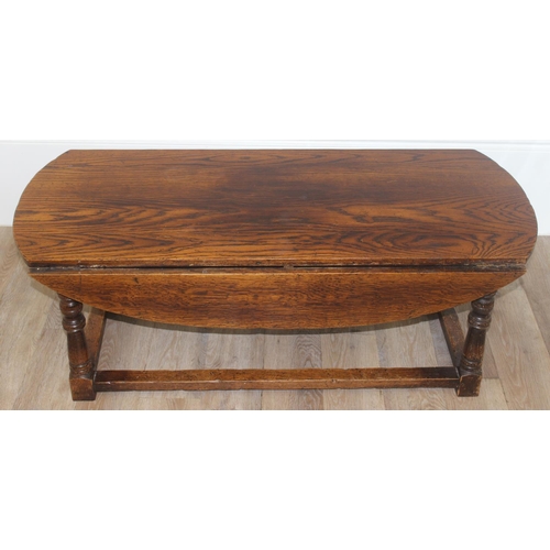 55 - An 18th century style low oak coffee table of wake table form with 2 drop leaves, approx 122cm wide ... 