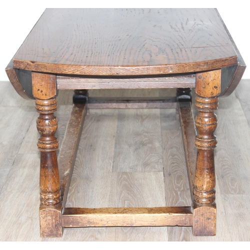 55 - An 18th century style low oak coffee table of wake table form with 2 drop leaves, approx 122cm wide ... 