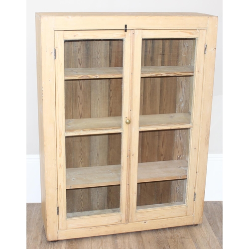 59 - An antique stripped pine bookcase or display cabinet with 3 shelves, approx 100cm wide x 30cm deep x... 