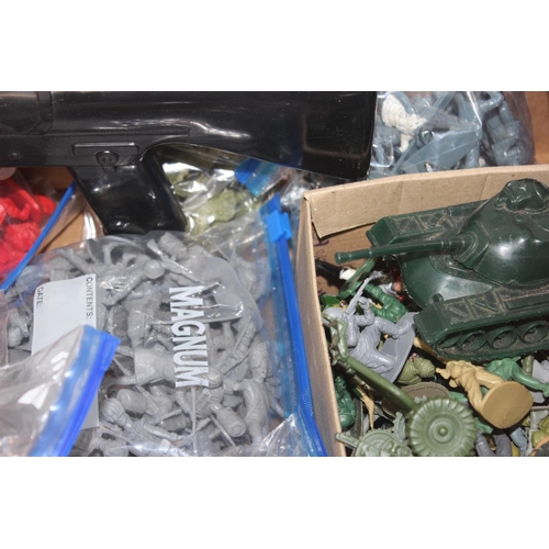 607 - A large qty of assorted vintage plastic toy soldiers to inc Airfix