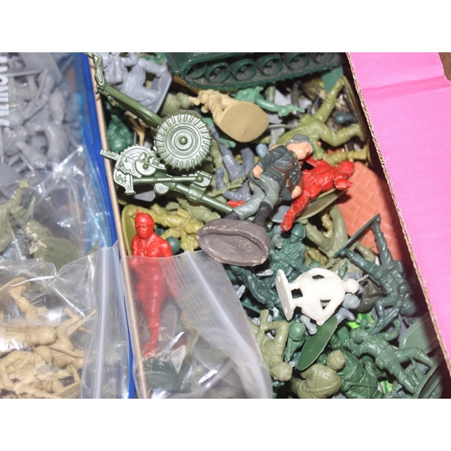 607 - A large qty of assorted vintage plastic toy soldiers to inc Airfix