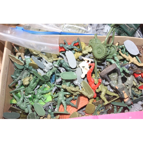 607 - A large qty of assorted vintage plastic toy soldiers to inc Airfix