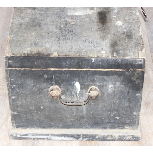 719 - A large vintage stained pine tool box with extensive contents to inc a number of wooden planes, saws... 