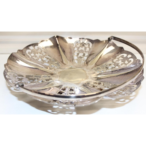 1041 - Qty of assorted vintage silver plated items to inc entree dishes, sauce boats, goblets, cutlery etc,... 