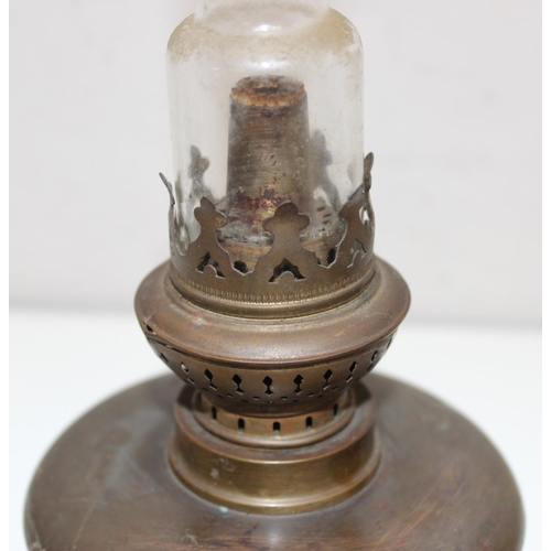 247 - 4 oil lamps to include an Aladdin 23 oil lamp with glass chimney and 3 smaller lamps, largest approx... 