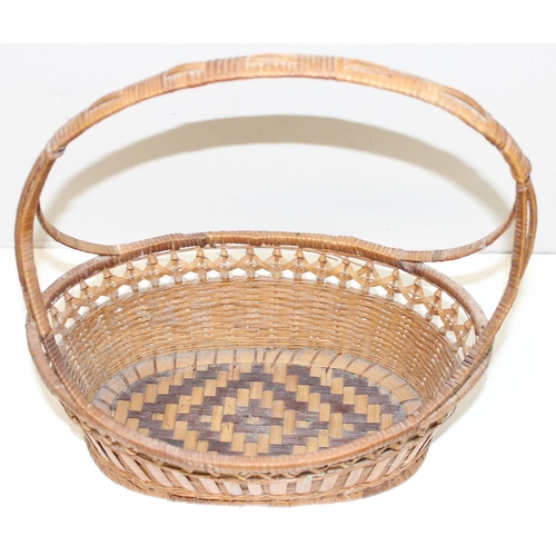 279 - 4 assorted vintage wicker baskets of various designs, the largest approx 60cm wide