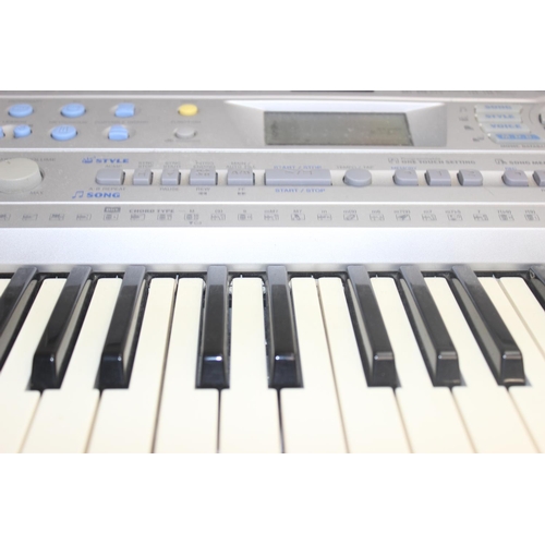 736 - Yamaha PSR-290 keyboard with 2 way speaker system and bass boost system