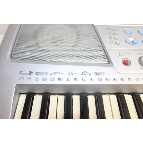 736 - Yamaha PSR-290 keyboard with 2 way speaker system and bass boost system