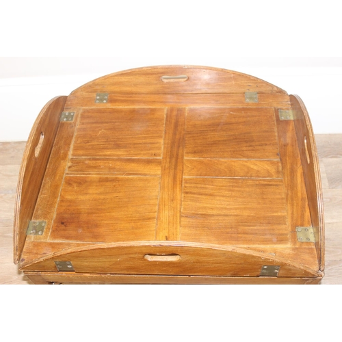 134 - A vintage mahogany butler's tray table on stand, approx 98cm wide x 82cm deep x 47cm tall when tray ... 