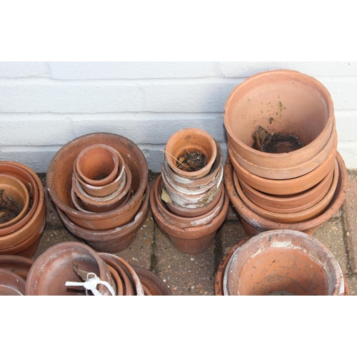 312 - A large qty of assorted vintage terracotta plant pots, various shapes and sizes